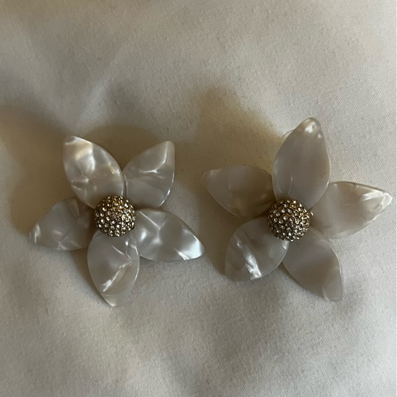 BaubleBar Jewelry - BaubleBar
Women's White Amariella Flower Stud Resin Earrings